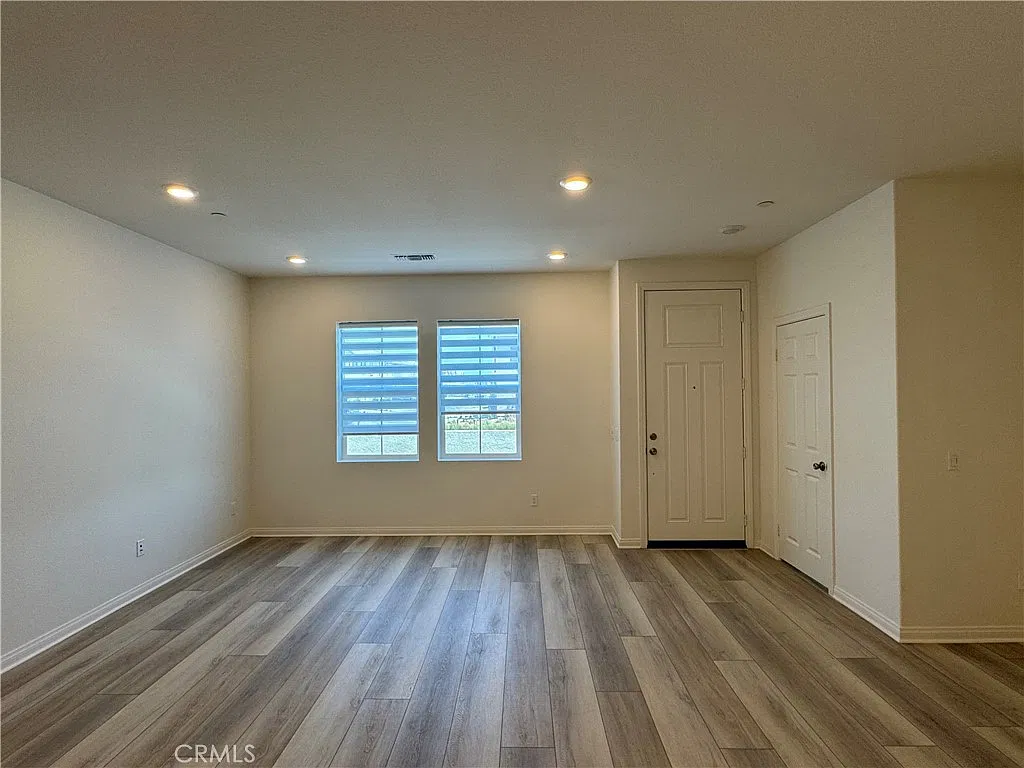 3 bed, 2.5 bath, 1455 sqft, $3,100 — Photo 2
