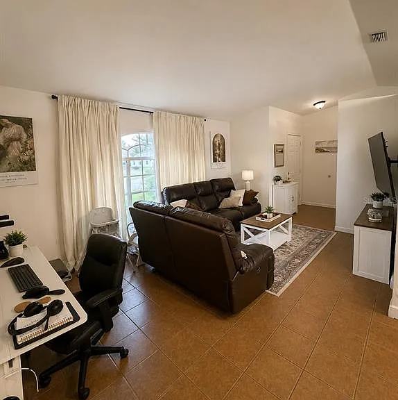 2113 N Normandy Blvd — Photo 8