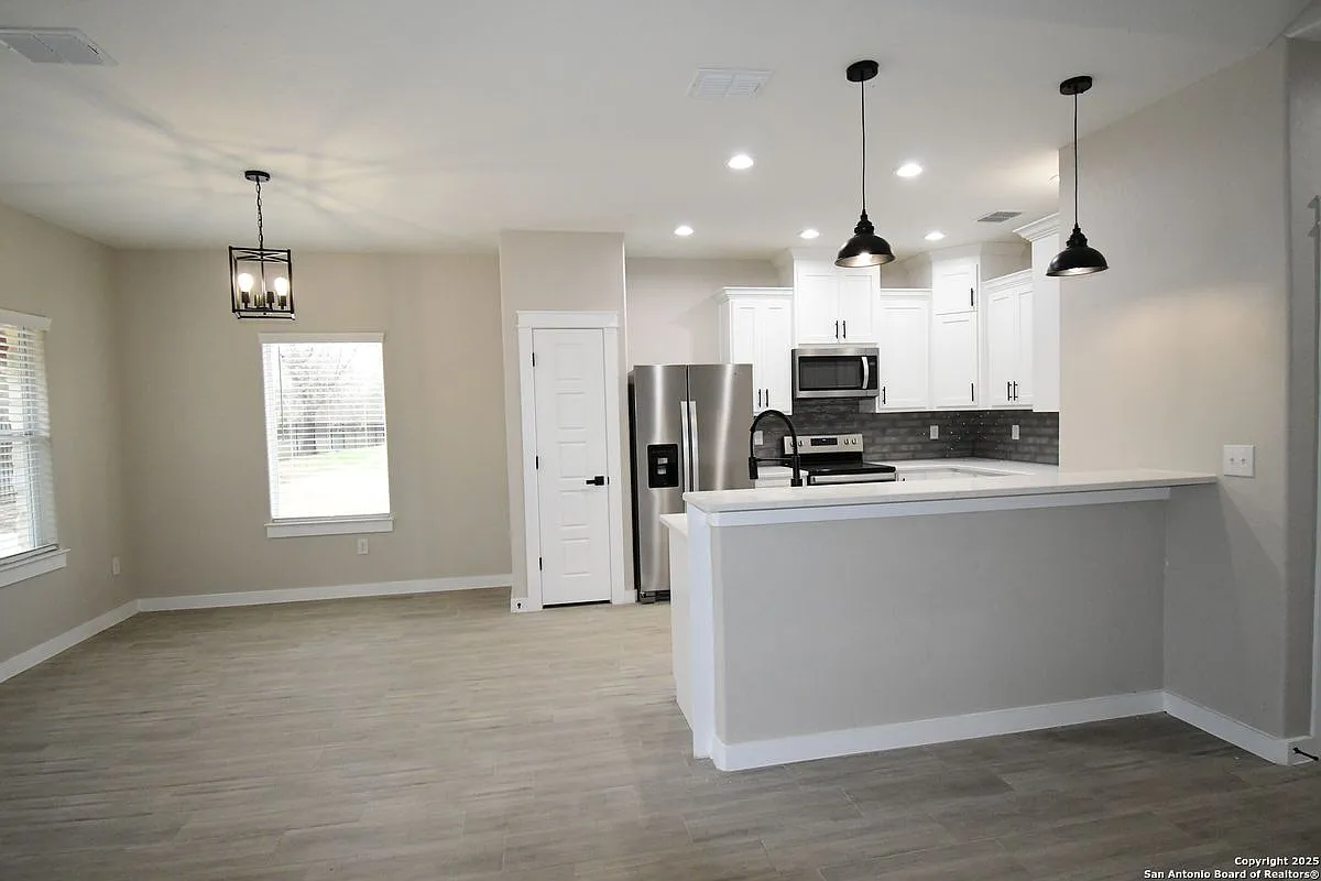 3 bed, 2.0 bath, 1000 sqft, $1,600 — Photo 3