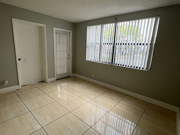 5th image of 718 Executive Center Dr APT 15