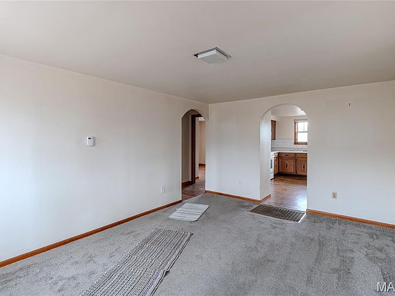 3rd image of 922 Oak Lane Dr