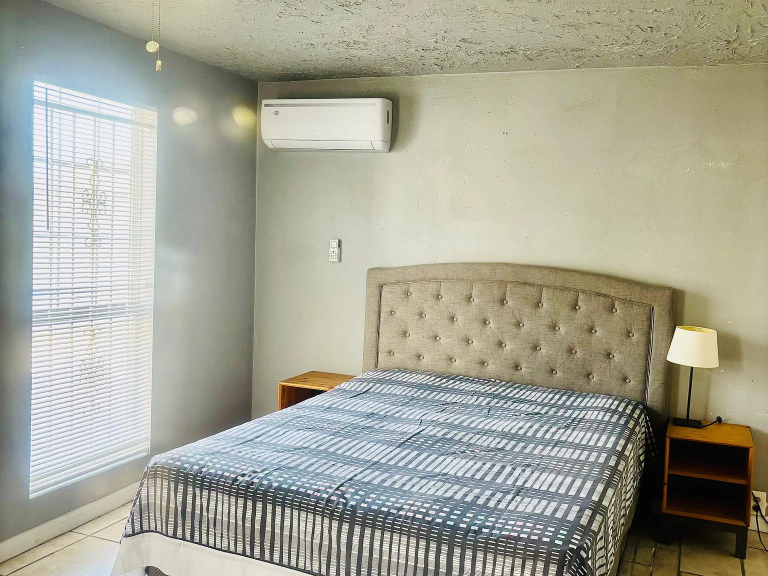1 bed, 2500 sqft, $895 — Photo 1