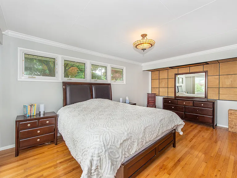 22 Roosevelt Ave — Photo 11