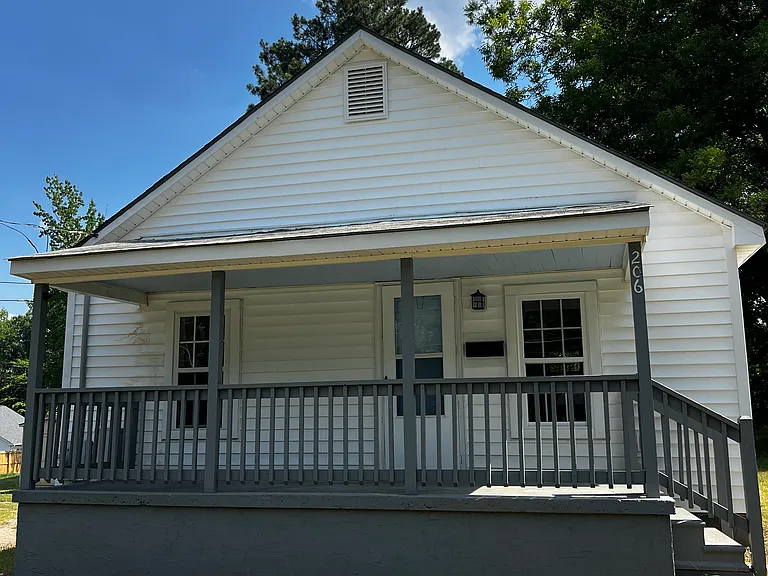 206 E College St — Photo 1