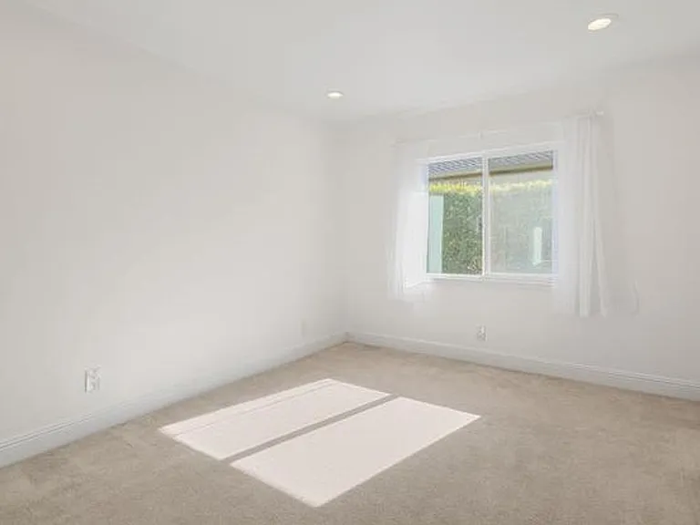 1261 Davis Ave — Photo 17