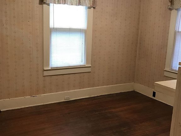4th image of 624 Summit Dr