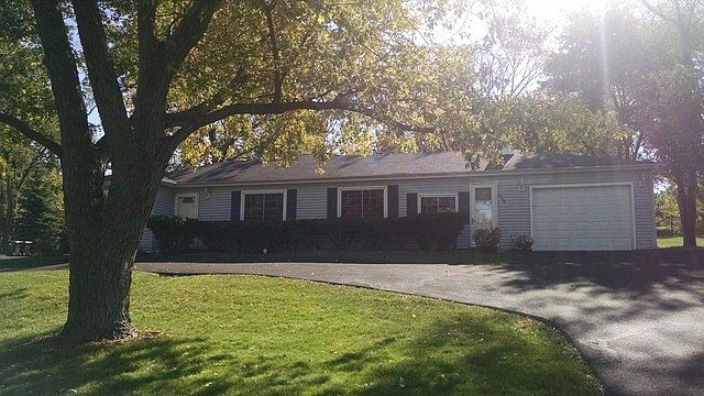 1st image of 325 Hawthorne Ln