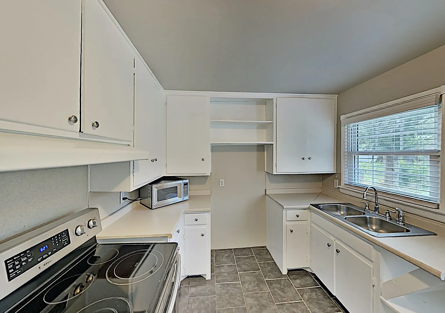 2 Bedroom 1 Bathroom Home in The Nichols Hills Area — Photo 4
