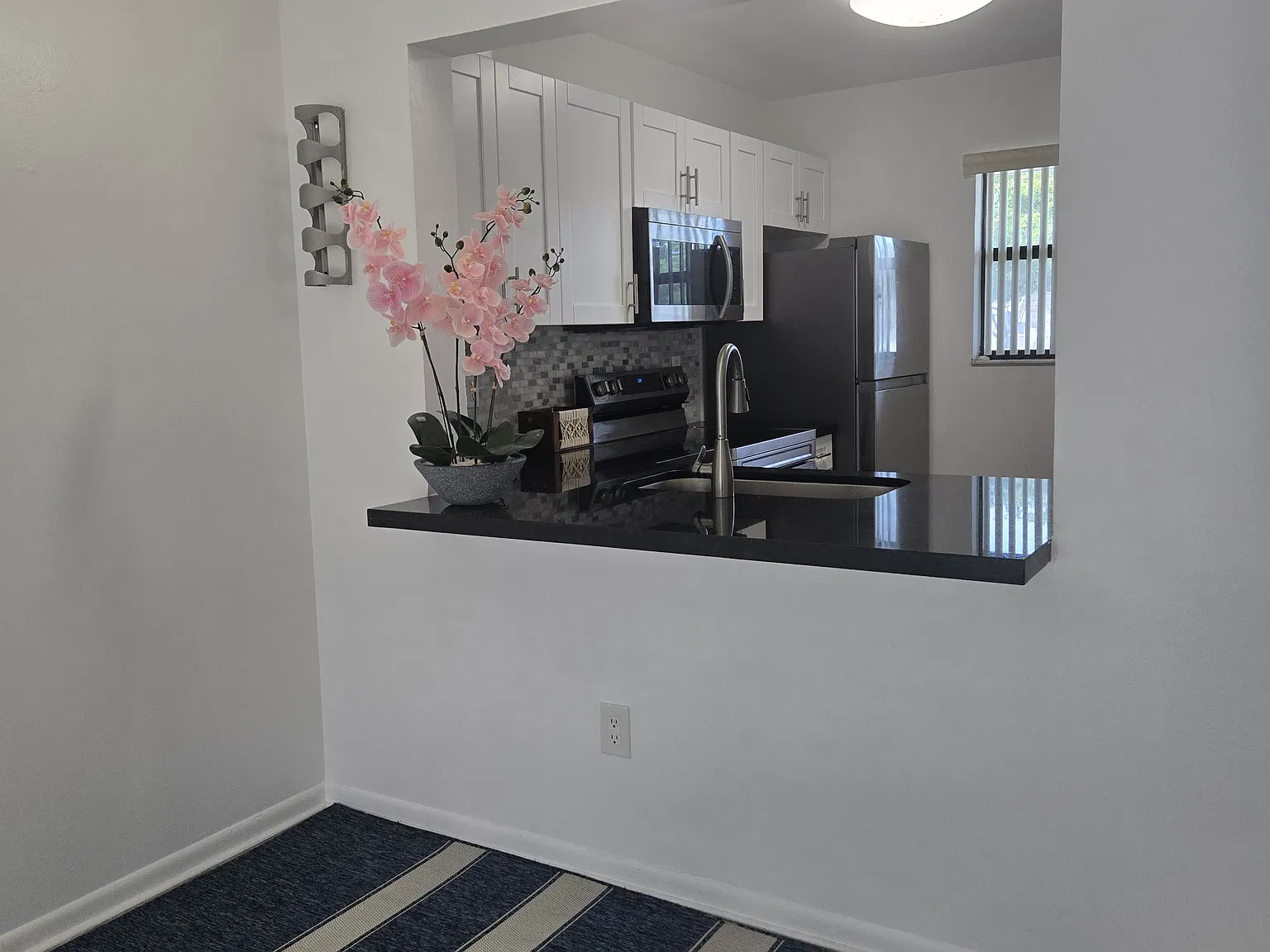 2 bed, 776 sqft, $2,200 — Photo 2