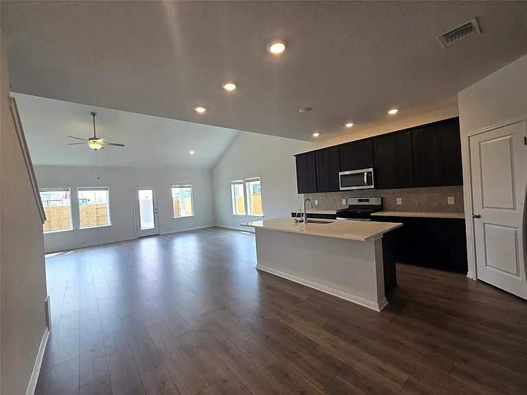 715 Universal Dr — Photo 6