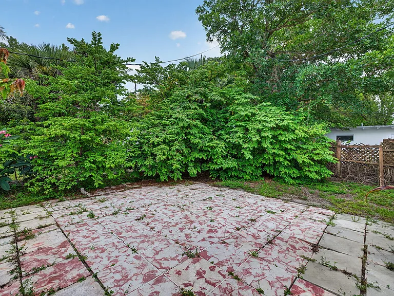 841 SW 18th Ct — Photo 41