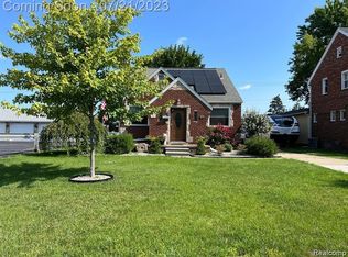 8051 McKinley Ave, Center Line, MI 48015