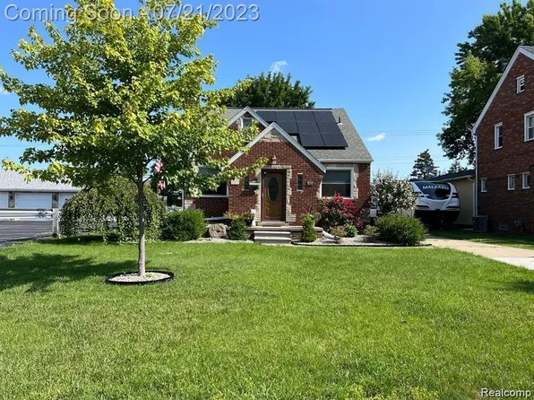 8051 McKinley Ave, Center Line, MI 48015