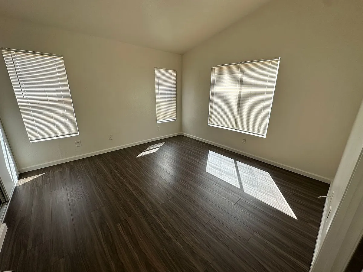Building Photo - 11017 Desert Rose Dr