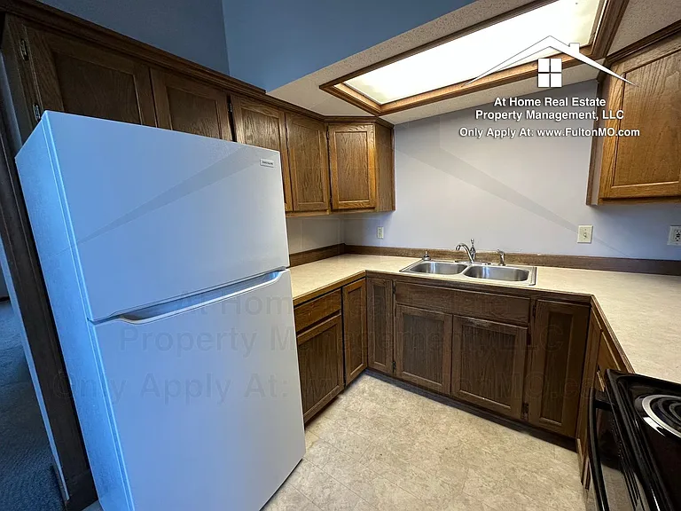 103 E 10th St #13 — Photo 8