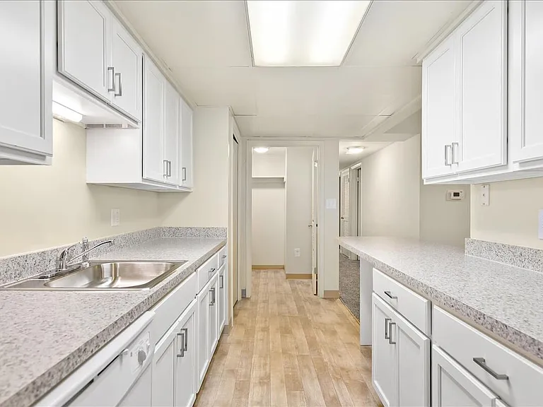 Parkwood Apartments — Photo 43