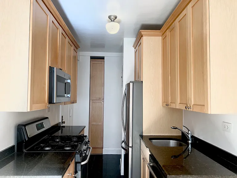 210 E 68th St #8L — Photo 3