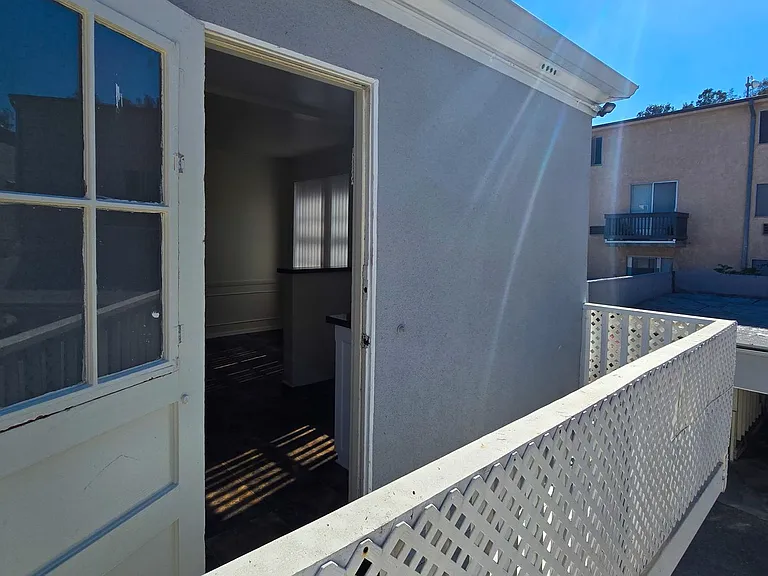 605 Kelton Ave — Photo 57