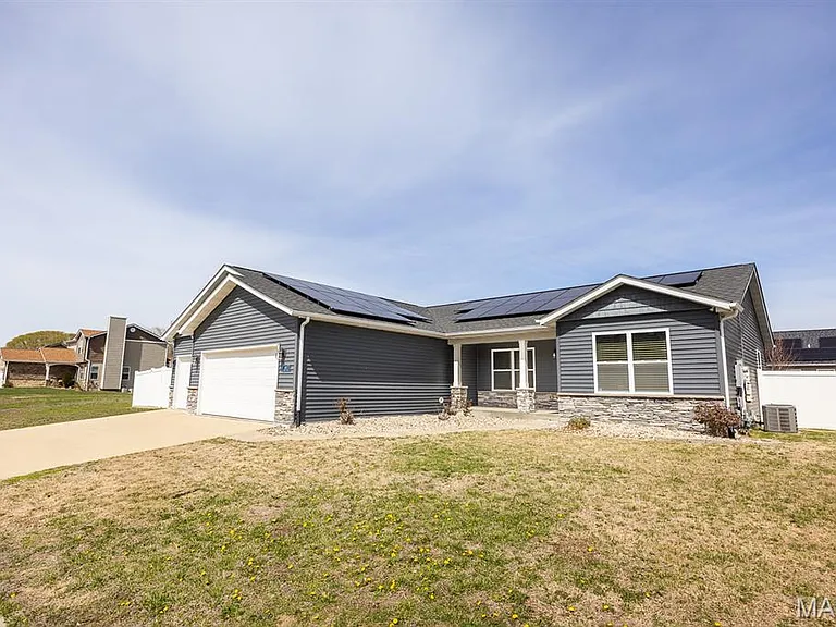 407 Sammy Ln — Photo 2