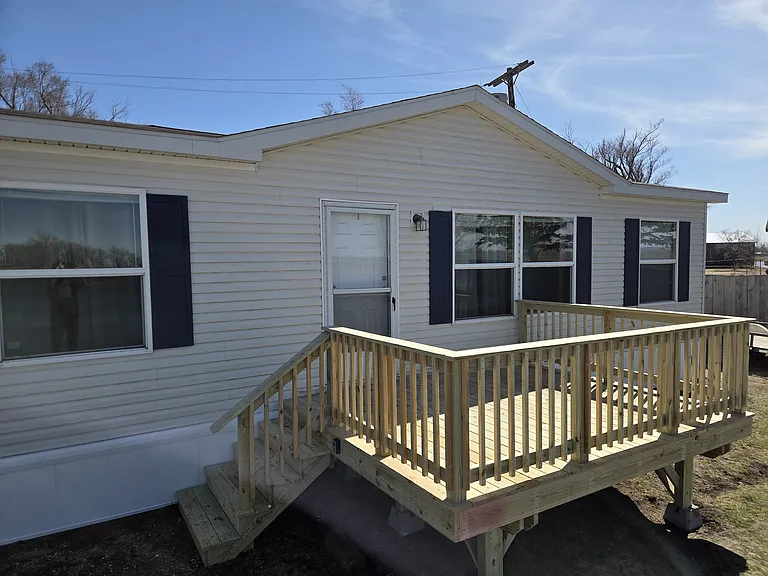 138 E Lake Dr — Photo 2