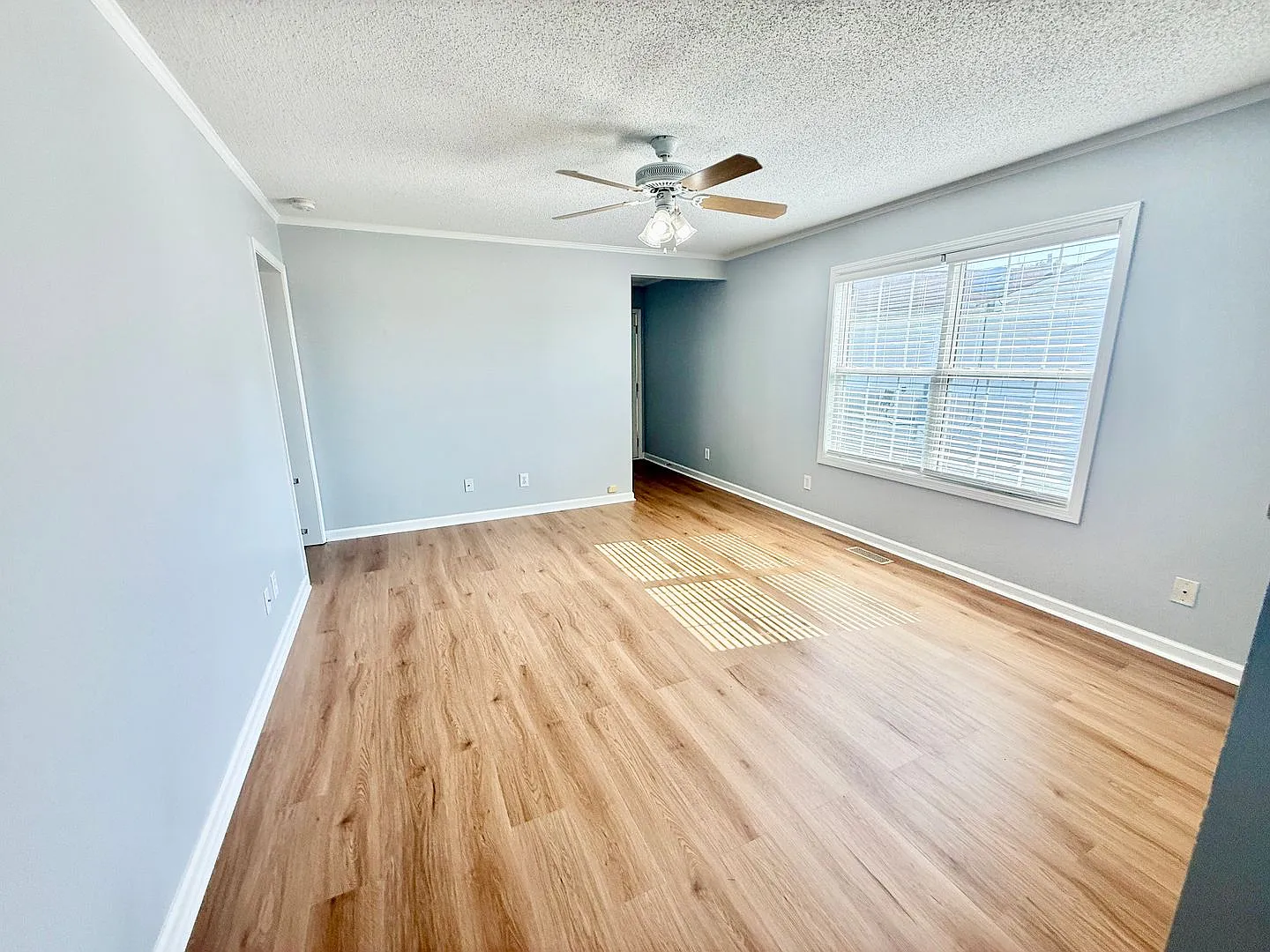 Three bedroom 2 bath single family home — Photo 3