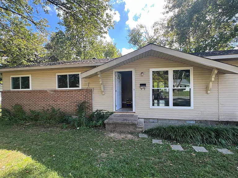 2107 Lookout Ave — Photo 1