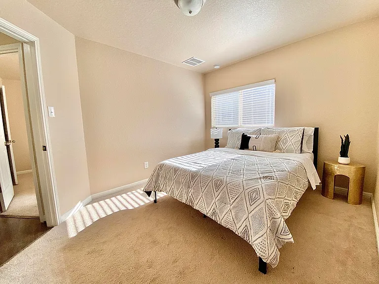 11235 Silver Rose — Photo 24