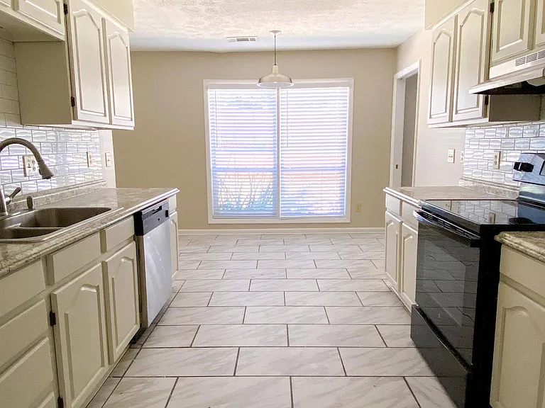 919 Tacoma Dr — Photo 10