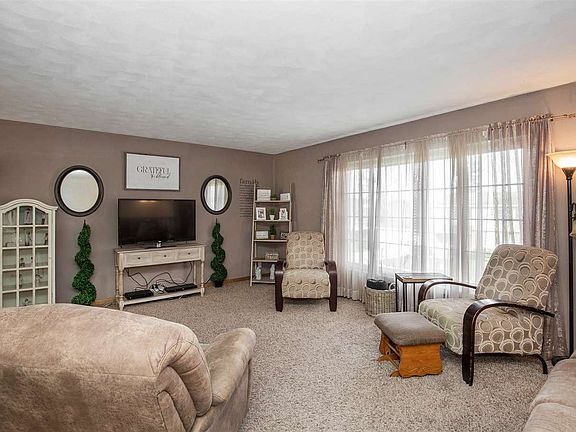 2nd image of 214 Pin Oak Dr