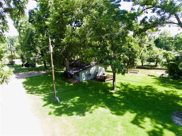 201 Hackberry Ln, Livingston, TX 77351