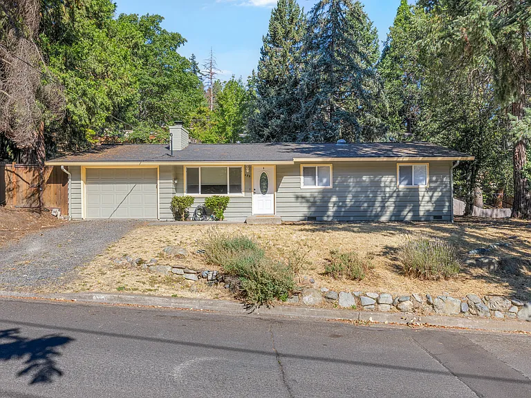 459 Herbert St — Photo 2