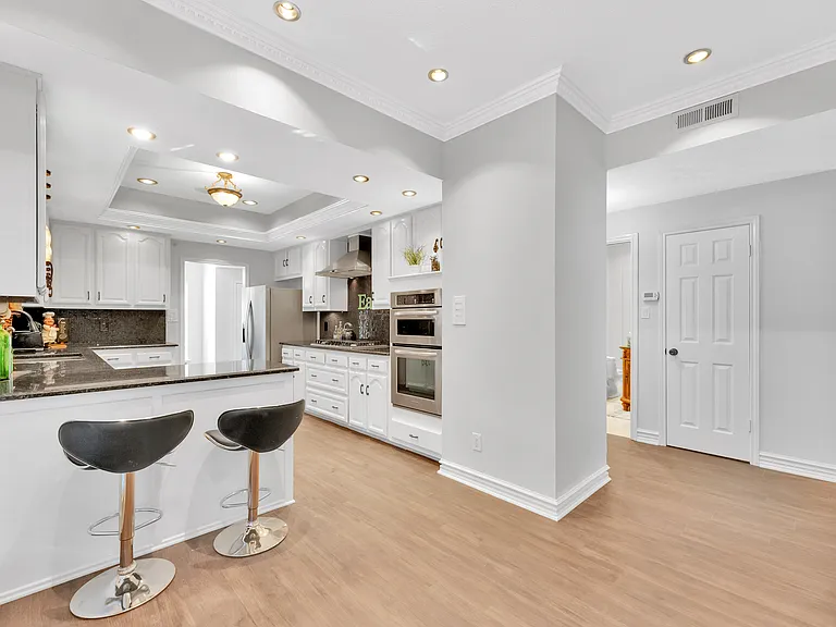 1420 Spenwick Ter — Photo 10