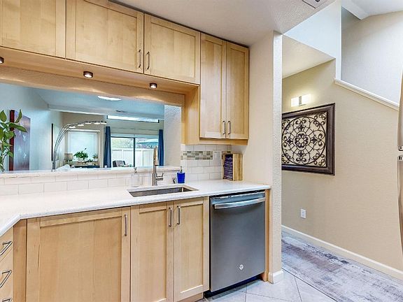 4th image of 2403 Woodlake Drive