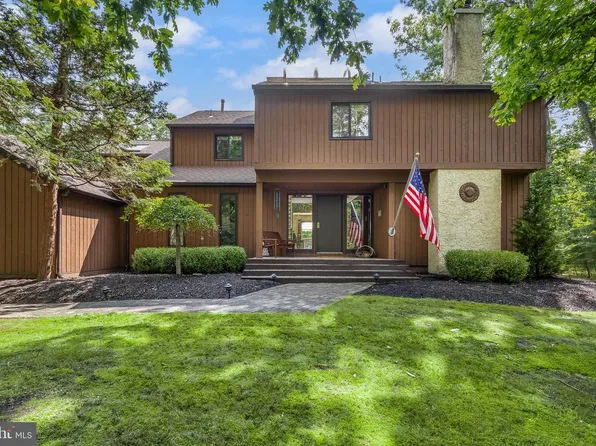 5 Glen Lake Dr, Medford, NJ 08055