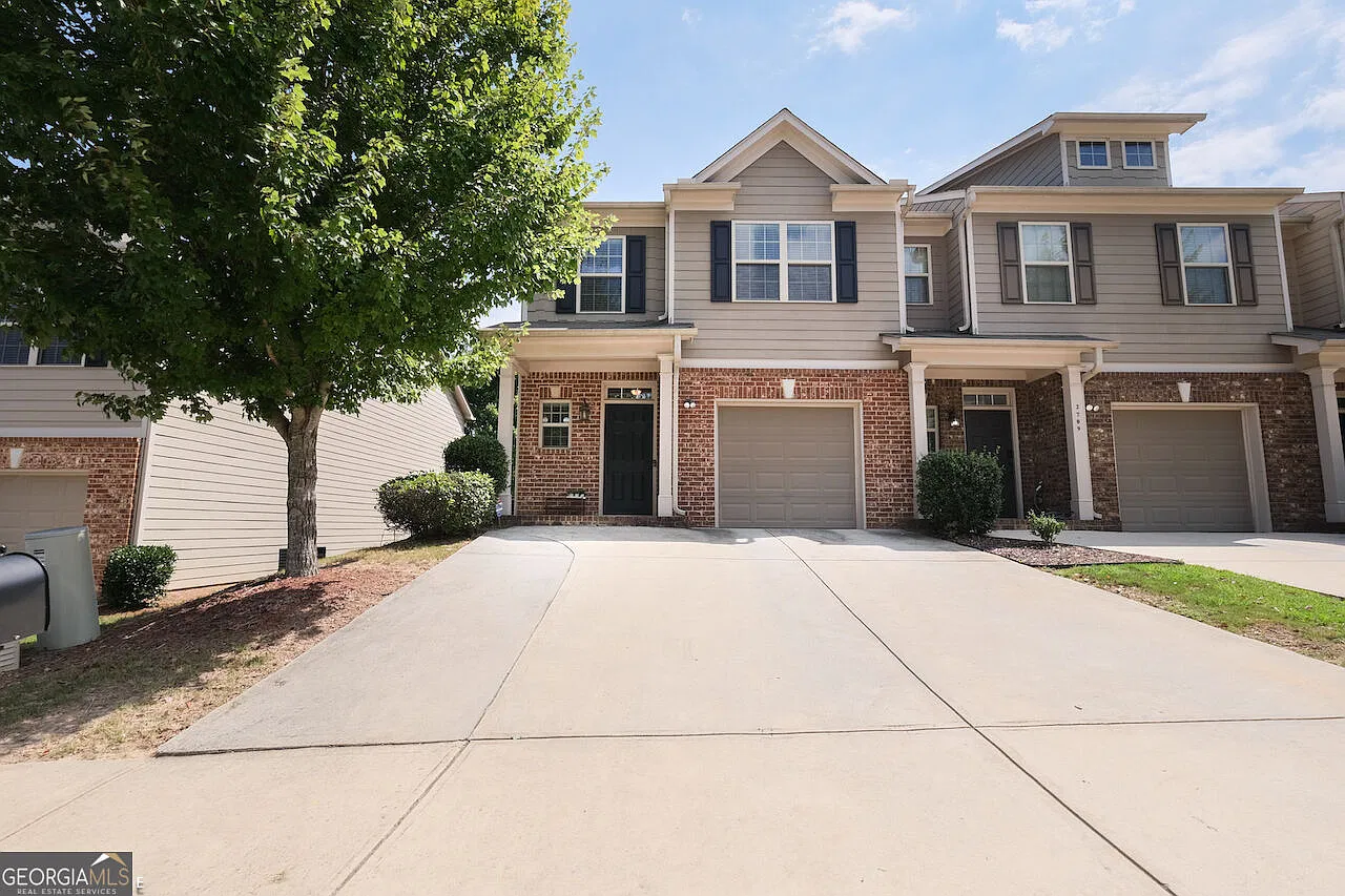 3 bed, 2.5 bath, $2,050 — Photo 1