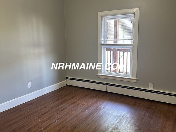 4th image of 36 College St #17981301