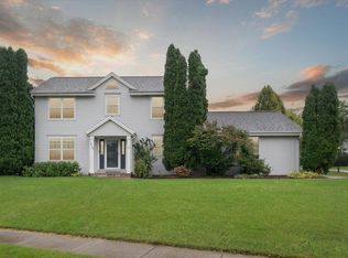 929 Chesterwood Ct, Pewaukee, WI 53072