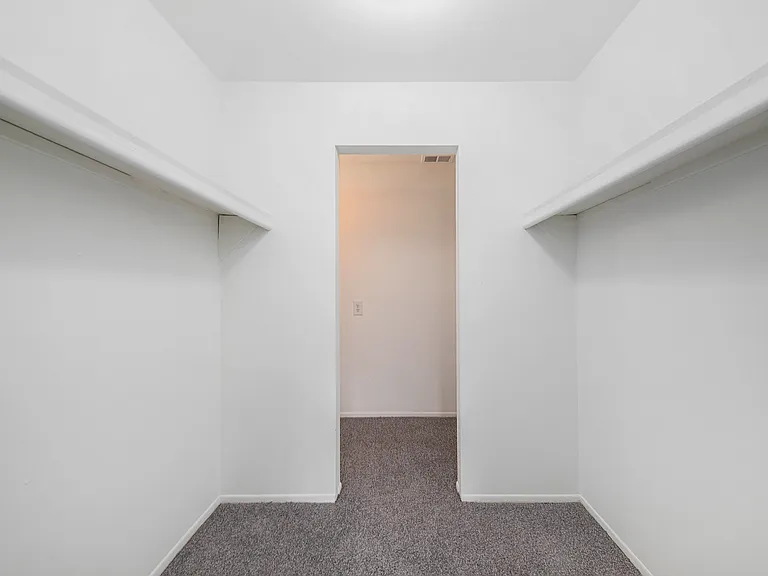 Midtown Square Apartments — Photo 27