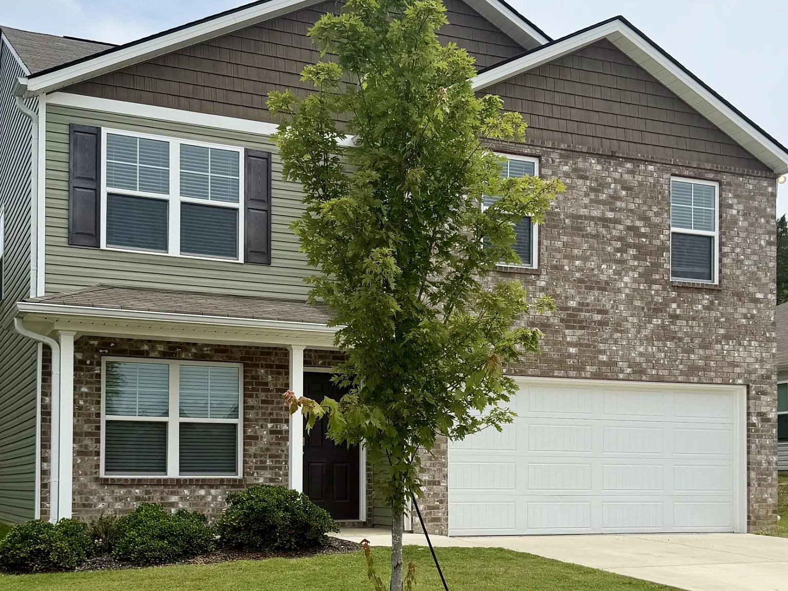 4 bed, 2.5 bath, 1900 sqft, $2,149 — Photo 3