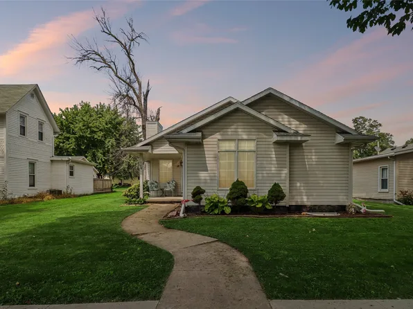 109 3rd St SE, State Center, IA 50247