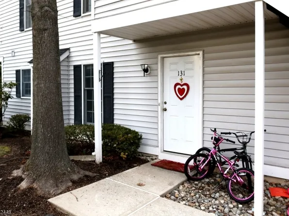 131 Mockingbird Ct, Three Bridges, NJ 08887