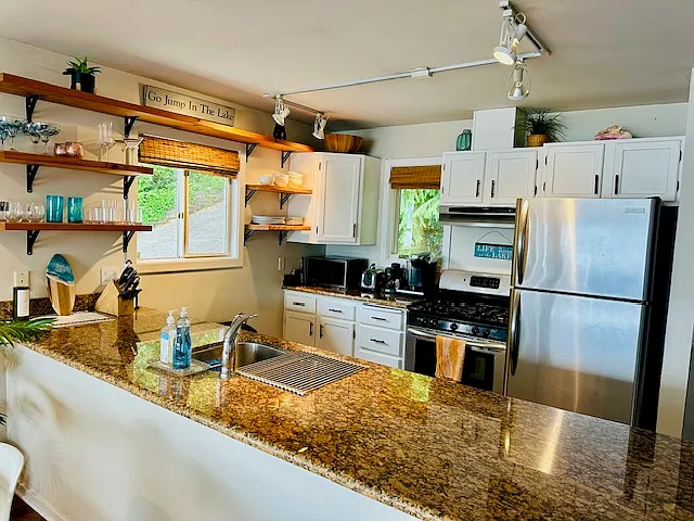 7701 W Mercer Way — Photo 6