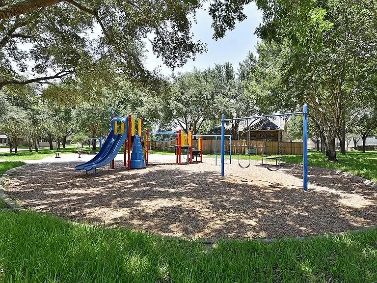 22121 Atwater Canyon Ln — Photo 32