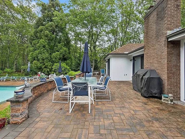 27 Wooded Oak Ln — Photo 2