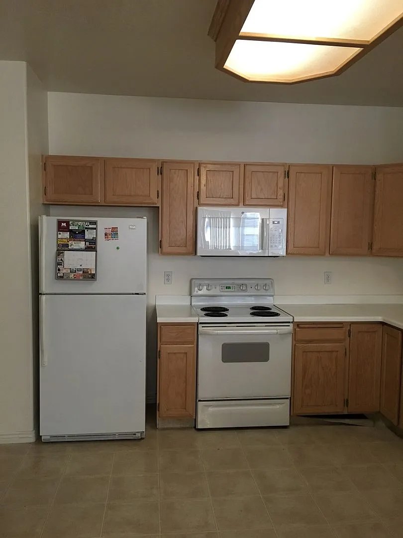 Building Photo - 331 N Belmont Pl #234