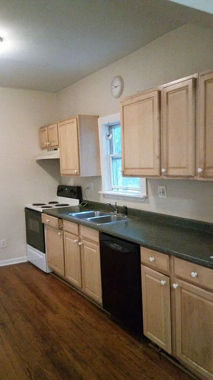 4 bed, 1.5 bath, 1300 sqft, $1,750 — Photo 3