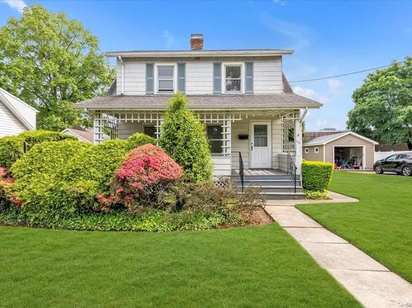 110 Elm Street, Roslyn Heights, NY 11577