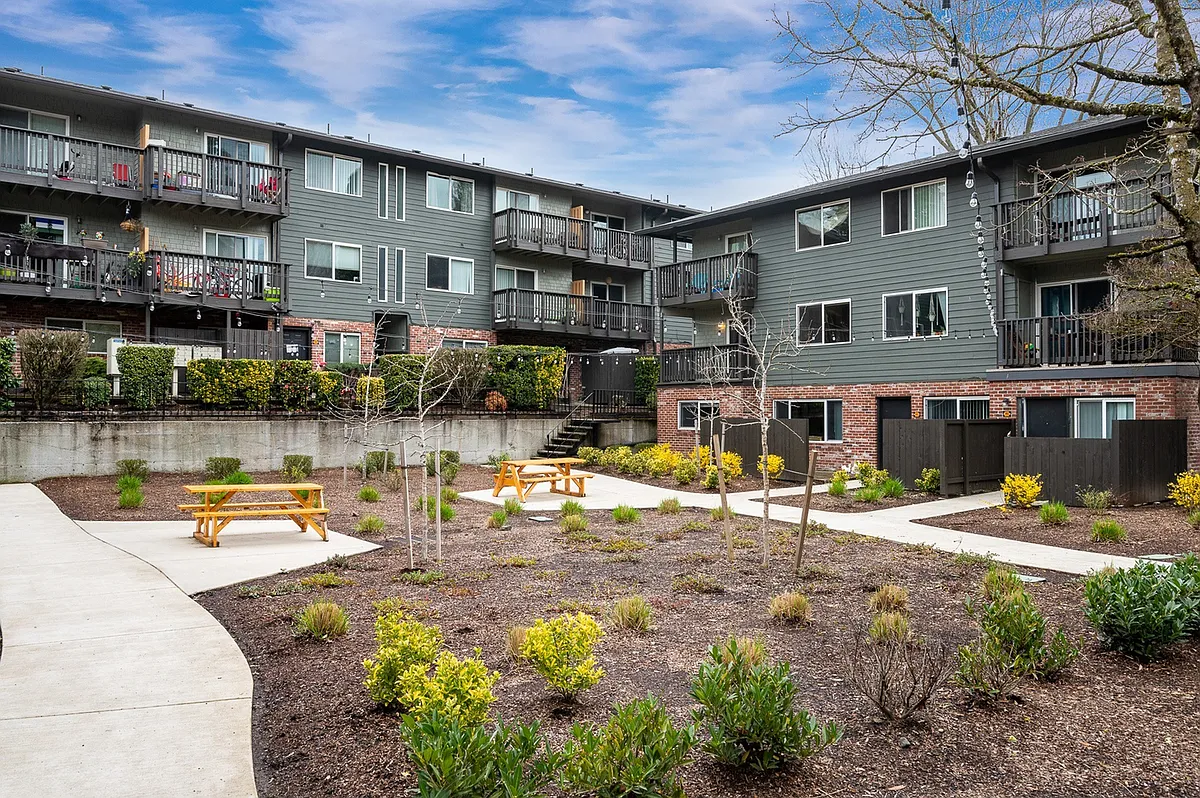 Building Photo - Creston Villa