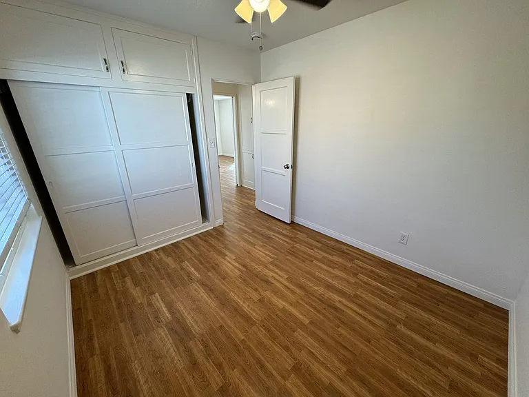 5058-68 Santa Monica Ave — Photo 29