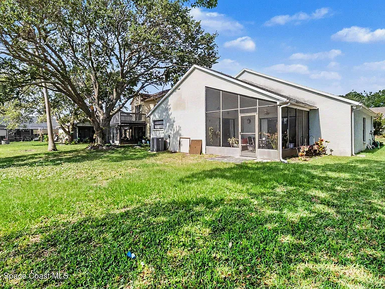 1611 Clover Cir — Photo 16